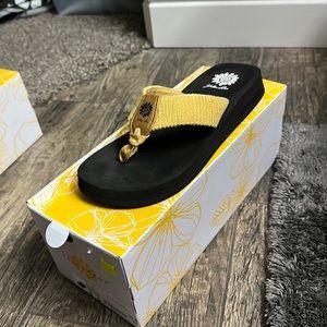 Women’s yellow box size 6.5